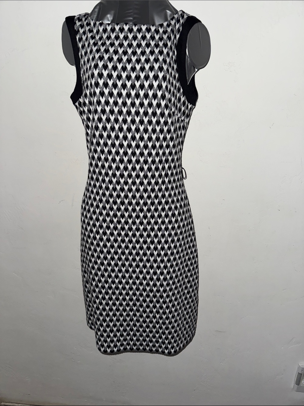Sharagano Black and White Sleeveless Patterned Midi Dress